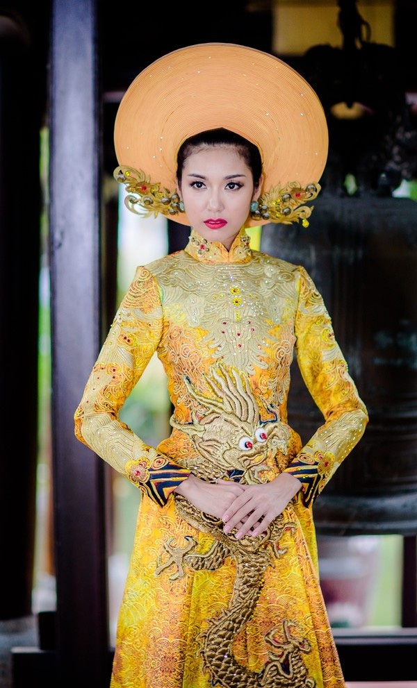 Những ngộ nhận sai lầm về trang phục dân tộc trên đấu trường nhan sắc - 3 Bộ trang phục dân tộc mà Thúy Vân mang đi dự thi cuộc thi Hoa hậu Quốc tế 2015 đã góp phần giúp người đẹp đạt danh hiệu Á hậu 3 chung cuộc. Ảnh: TL.