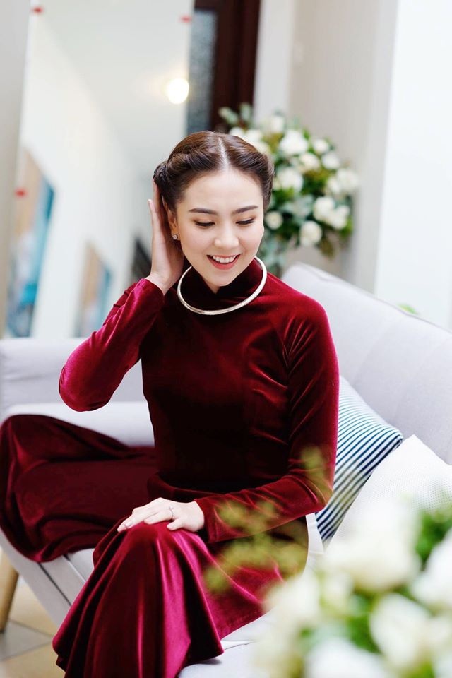 “Cô gái thời tiết” Mai Ngọc hôn chồng đắm đuối trong lễ ăn hỏi - 2 Mái tóc buộc nửa đầu theo phong cách của phụ nữ Hà thành cổ cùng chiếc kiềng bạc mang đến sự thanh lịch, nữ tính cho Mai Ngọc.