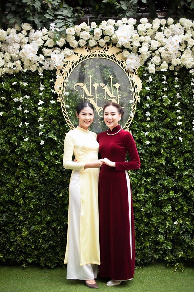 “Cô gái thời tiết” Mai Ngọc hôn chồng đắm đuối trong lễ ăn hỏi - 10 Dàn phụ dâu cũng diện áo dài màu vàng kem. Hoa hậu Ngọc Hân vốn chơi thân với cô dâu nên đến từ khá sớm để phụ giúp cô gái thời tiết Mai Ngọc.