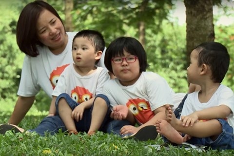 Vị đạo diễn nhiều lần suýt chết vì quá “say” phim tài liệu - 2 Tiến sĩ Hoàng Thị Kim Dung và 3 người con, nhân vật của phim tài liệu Đáng sống. Ảnh: TL.