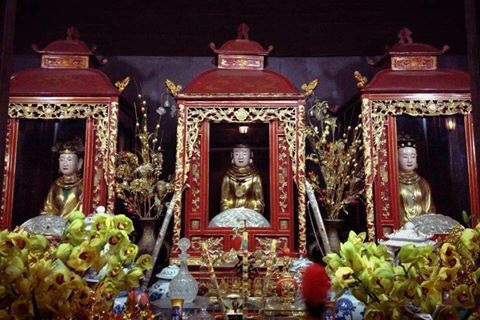 Phải ứng xử với đạo Mẫu như thế nào để xứng tầm di sản của nhân loại? - 1 Tam toà Thánh Mẫu - 3 vị thần chủ của đạo Mẫu. Ảnh: Tùng Đỗ.