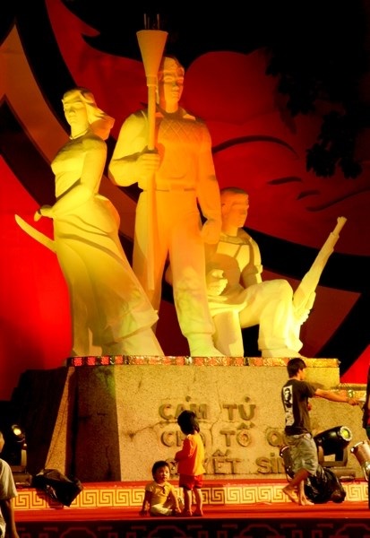 Hà Nội tổ chức nhiều hoạt động kỷ niệm 70 Ngày Toàn quốc kháng chiến - 1 Tượng đài Cảm tử cho tổ quốc quyết sinh ở diễn ra nhiều hoạt động mừng 70 năm Ngày Toàn quốc kháng chiến. Ảnh: TP.