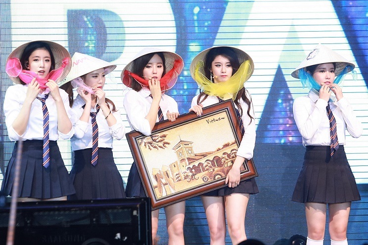 Những ban nhạc lừng danh nào đã đến Việt Nam trong năm 2016? - 1 T-ara đội nón lá Việt Nam trong đêm minishow ở TP.HCM hồi tháng 3. Ảnh: TL.