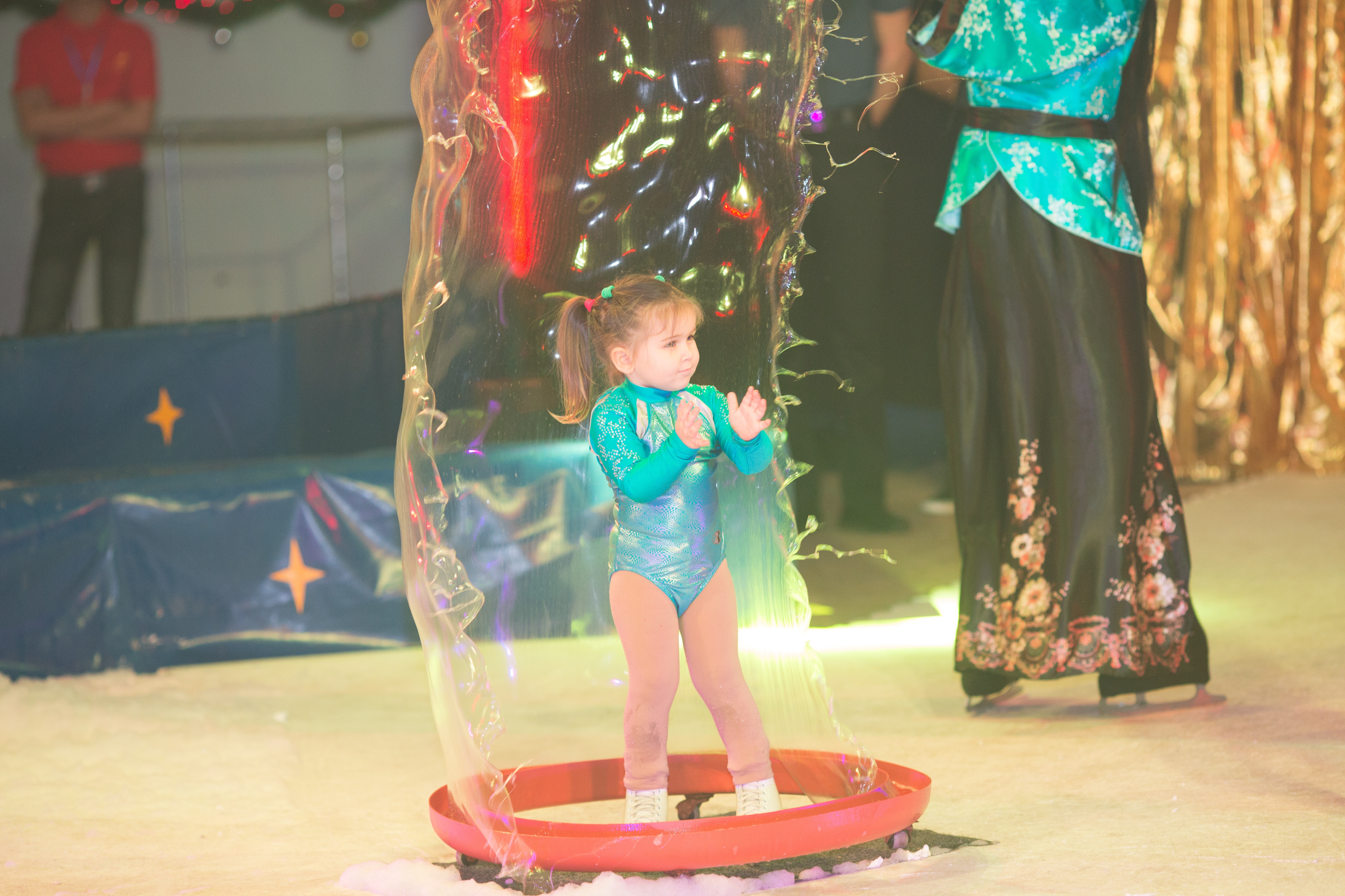 Mãn nhãn xiếc trên băng của nghệ sĩ Ukraine trong đêm Noel - 4