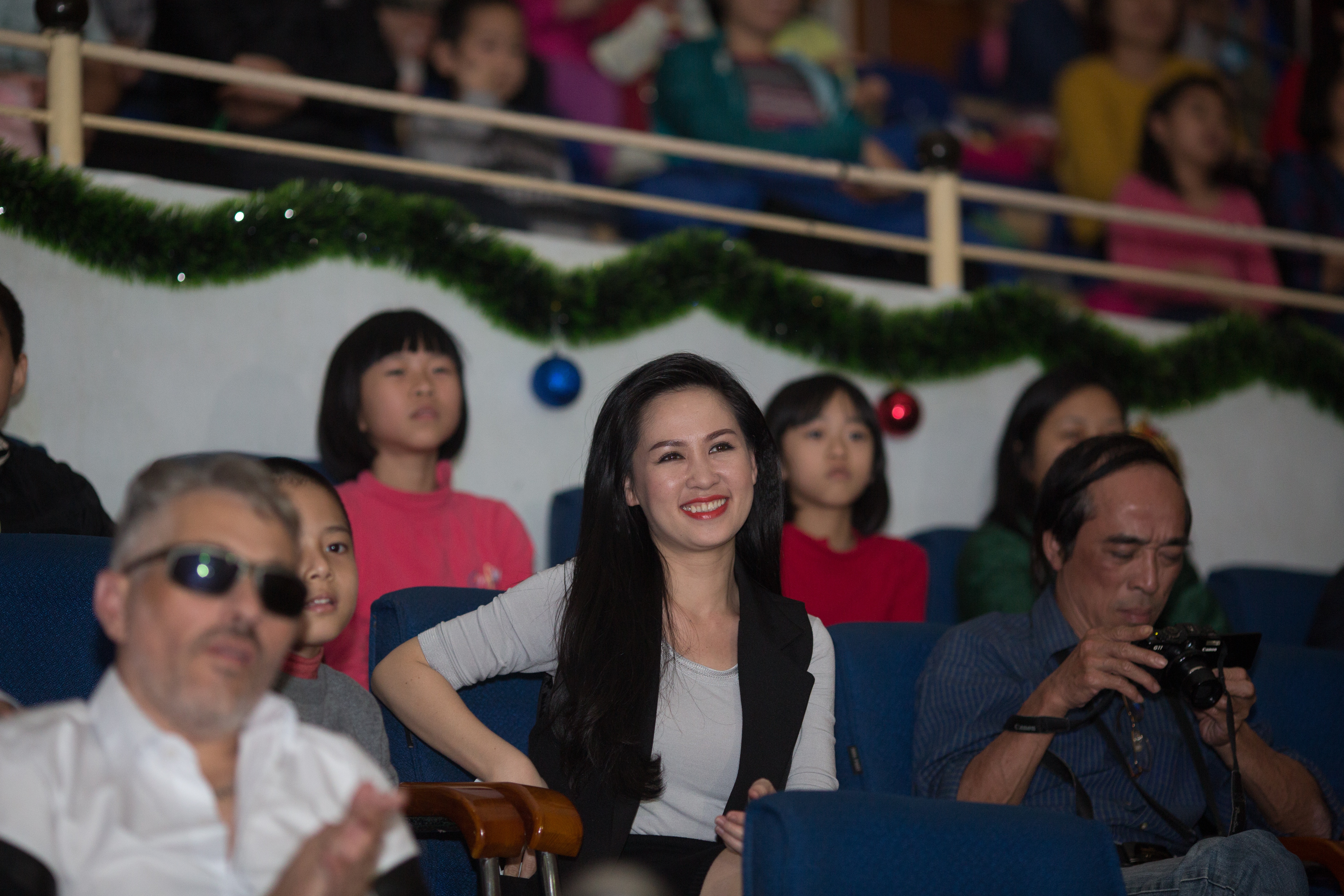 BTV Thuý Hằng cũng đưa con trai đến xem và cổ vũ cho chương trình.