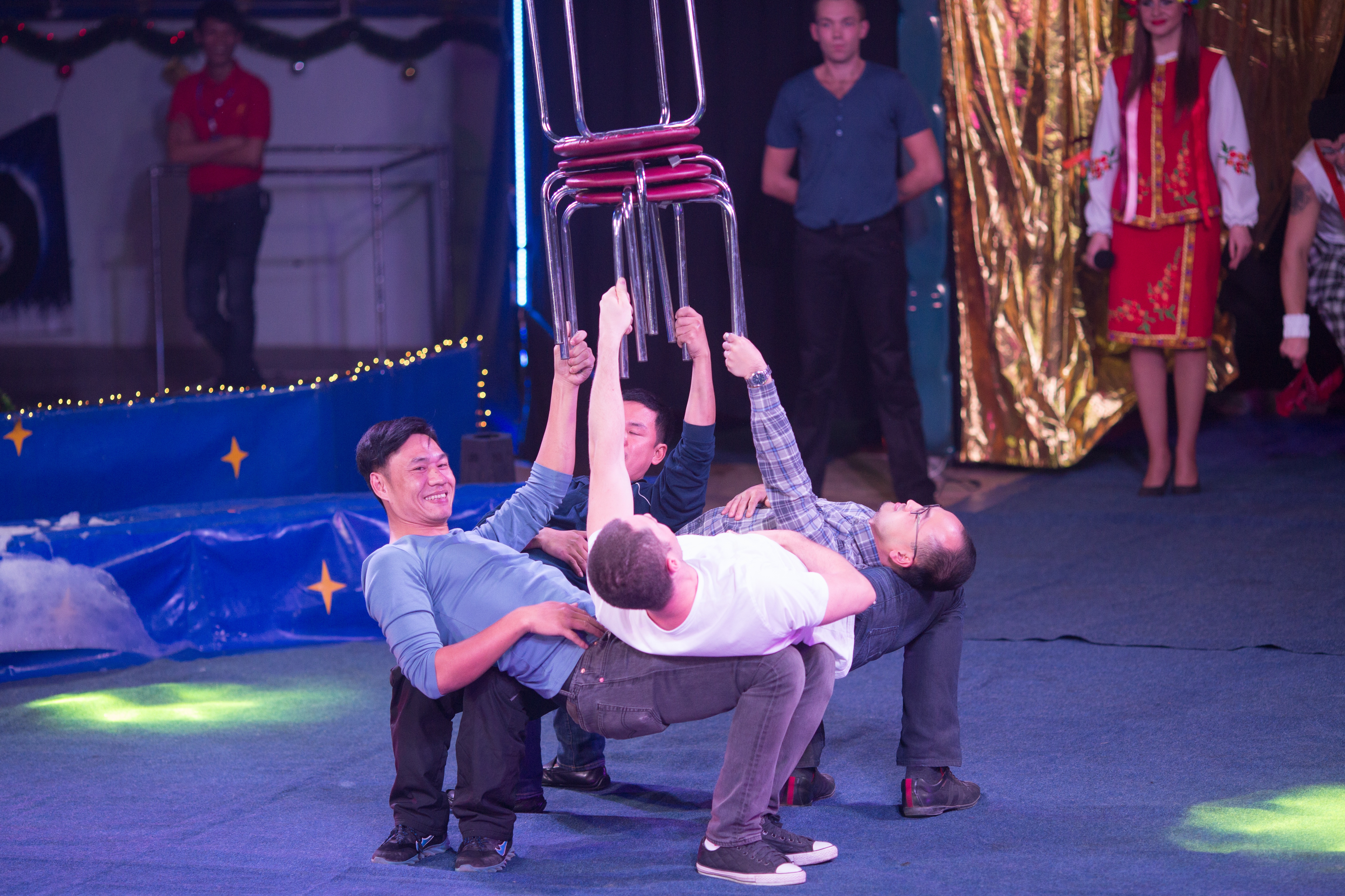 Khán giả cũng được tham gia trò chơi cùng các nghệ sĩ trên sân khấu.