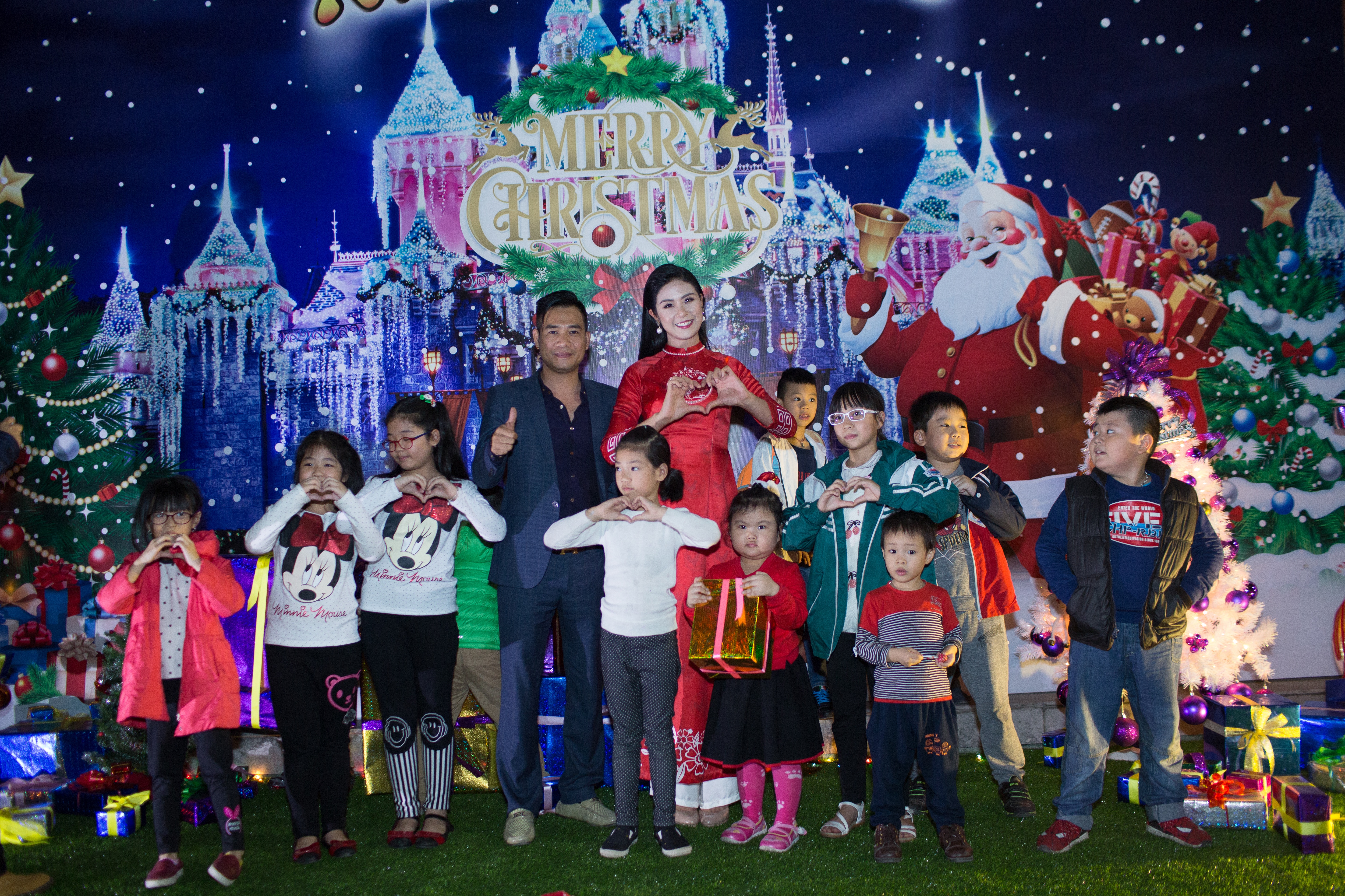 Khán giả nhí hứng thú với chương trình xiếc trên băng của các nghệ sĩ Ukraine.