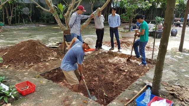 Những phát hiện khảo cổ đầy bất ngờ trong năm 2016 - 2 Khai quật khảo cổ tìm lăng mộ vua Quang Trung ở Huế. Ảnh: TL.