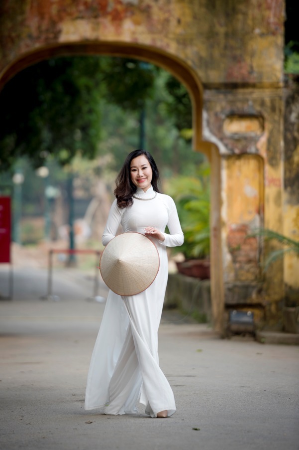 MC Nguyệt Ánh gây thương nhớ khi dịu dàng bên cúc họa mi - 6 Ngoài dẫn chương trình, cô còn thử sức với cả lĩnh vực ca hát và từng ra nhiều sản phẩm âm nhạc nổi bật như “Khi em yêu anh” (2005), “Saigon Lounge” (2008), “Bóng nắng” (single 2007) và “Nguyệt Ánh Chillout” (2011).