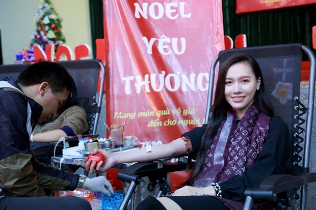 MC Minh Hà bật mí bí quyết để có được thân hình “đồng hồ cát” - 1 Dù rất bận rộn với lịch công việc dày đặc của một người dẫn chương trình, nhưng Minh Hà đã tranh thủ cuối giờ trưa 18/12 đến hiến máu tại ngày hội “Noel yêu thương” bởi “Nếu không kịp đi việc này, sẽ cắn rứt mãi không thôi”.