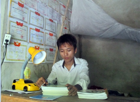 Cậu bé côi cút nhiều năm đạt học sinh giỏi - 2
Bức tường phía sau góc học tập đơn sơ của Hải treo rất nhiều giấy khen về thành tích học tập của em.