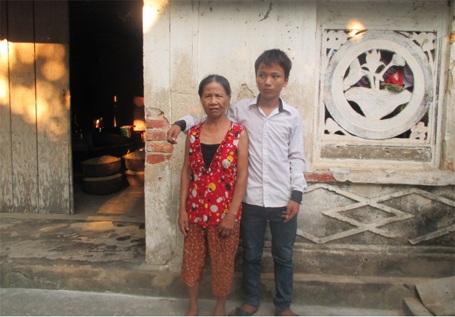 Cậu bé côi cút nhiều năm đạt học sinh giỏi - 1
17 năm nay, Hải sống với bà ngoại trong căn nhà xập xệ, xuống cấp.
