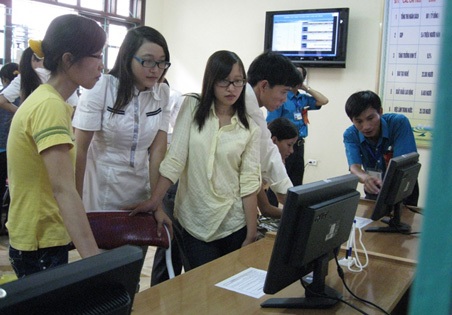 Lao động thất nghiệp thờ ơ với chính sách hỗ trợ học nghề - 1 Lao động tìm kiếm việc làm tại sàn giao dịch của Trung tâm Giới thiệu việc làm Hà Tĩnh.