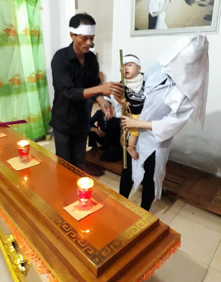 Hà Tĩnh: Hơn 75 triệu đồng đến với 2 hoàn cảnh thương tâm - 1 Bé Nam Phong và mẹ trong ngày đám tang người bố bạc mệnh (ảnh gia đình cung cấp).
