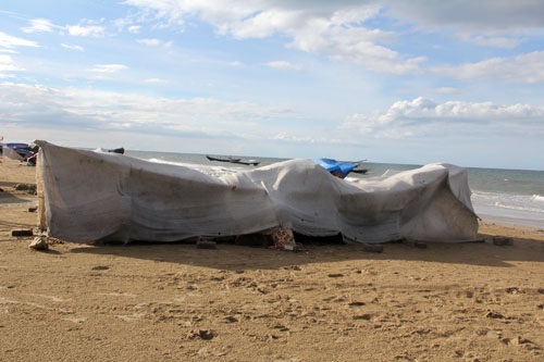 Người dân Hà Tĩnh bắt đầu nhận tiền đền bù từ Formosa - 1 Do ảnh hưởng của sự cố xả thải của Formosa, 6.983 tàu cá đã bị ảnh hưởng, trong đó một lượng lớn tàu thuyền buộc phải nằm bờ (Ảnh: Văn Dũng).