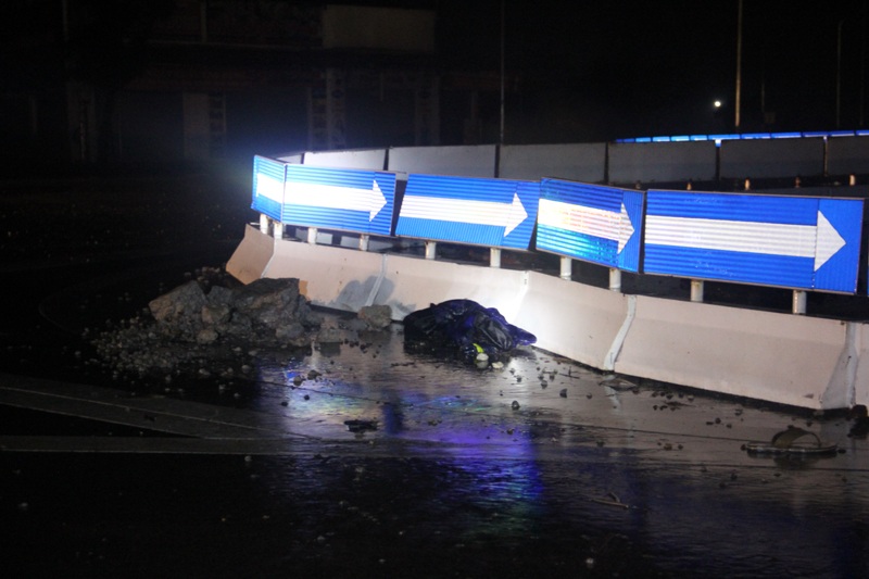 Sáng đèn tại "ngã tư chết người" đến hết Tết Nguyên đán - 2 Theo xác nhận của Trưởng Công an xã Cẩm Vịnh, sau cuộc thị sát, làm việc của cơ quan chức năng, hệ thống điện chiếu sáng tại nút giao thông này vẫn chưa hoạt động trở lại. Tai nạn vì thế vẫn rình rập người dân.