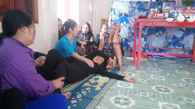 
Mẹ lao động Nguyễn Trọng Nghĩa (SN 1996, trú tại thị trấn Hoàn Lão, huyện Bố Trạch, tỉnh Quảng Bình) khóc ngất kể từ khi nhận hung tin.
