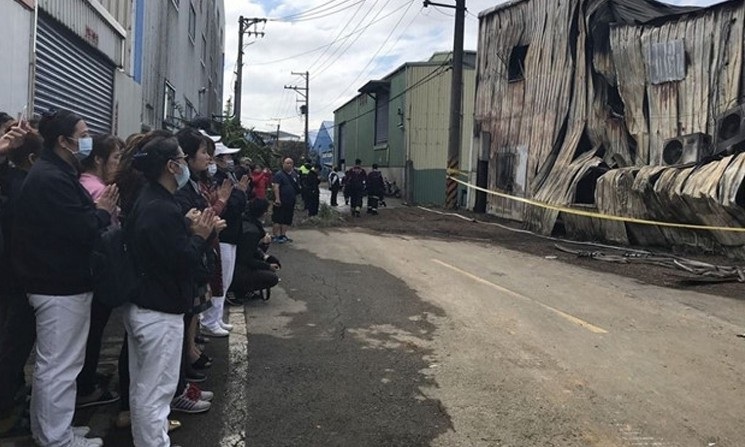 Nhiều người dân Đài Loan, công nhân Việt Nam cầu nguyện cho các nạn nhân tại nơi xảy ra hỏa hoạn.