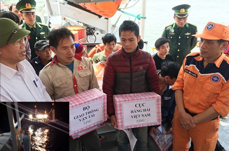 Tàu cứu nạn phía Bắc xuất kích vào miền Trung cứu 7 thuyền viên gặp nạn trên biển - 1 Chiếc tàu đánh cá gặp nạn (ảnh nhỏ) và những thuyền viên gặp nạn được lực lượng cứu hộ tặng quà động viên lúc được đưa vào đất liền an toàn.