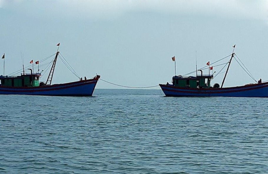 
Những chiếc tàu giã cào công suất lớn có thể đâm chìm thuyền nhỏ của ngư dân nếu họ có ý kiến, xua đuổi.
