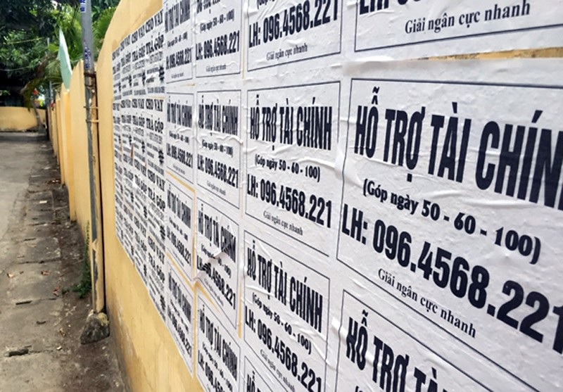 "Cho vay trả góp" quây trụ sở Tòa án nhân dân (!) - 1
Chỉ sau một đêm, bức tường trước nhà anh Linh đã bị phủ kín các tờ rao vặt Hỗ trợ tài chính.