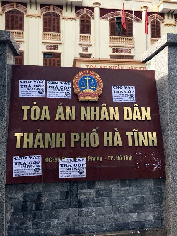 "Cho vay trả góp" quây trụ sở Tòa án nhân dân (!) - 2 Biển hiệu giới thiệu Tòa án nhân dân TP Hà Tĩnh bị bủa vây các tờ giấy rao vặt cho vay trả góp.