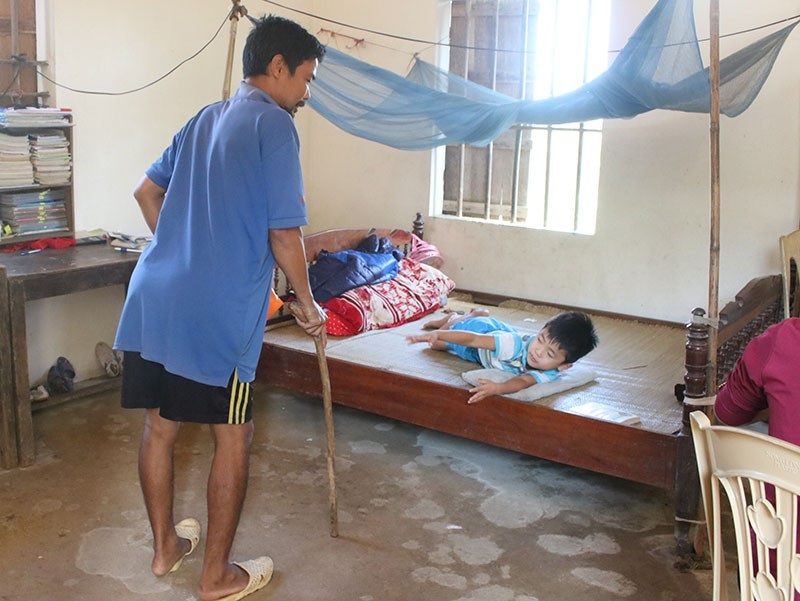 Xót thương cha và con ôm nhau khóc trên giường vì cùng bị hoại tử xương đùi - 1 Mới ngoài 40 tuổi nhưng anh Long phải nhờ đến cây gậy để di chuyển vì không thể tự đứng lên được.