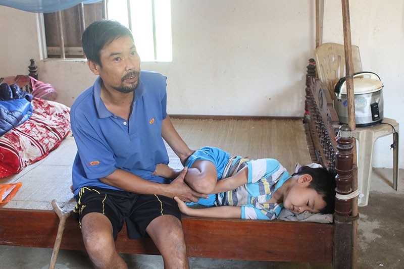 Xót thương cha và con ôm nhau khóc trên giường vì cùng bị hoại tử xương đùi - 2 Anh Long đau đớn kể về những tai ương ập đến với gia đình.