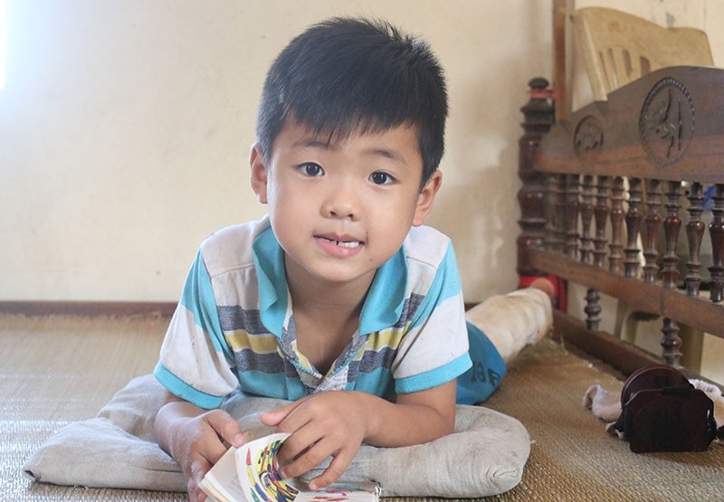 Xót thương cha và con ôm nhau khóc trên giường vì cùng bị hoại tử xương đùi - 3 Thái Phú rất khôi ngô nhưng phải làm bạn với chiếc giường vì căn bệnh quái ác.