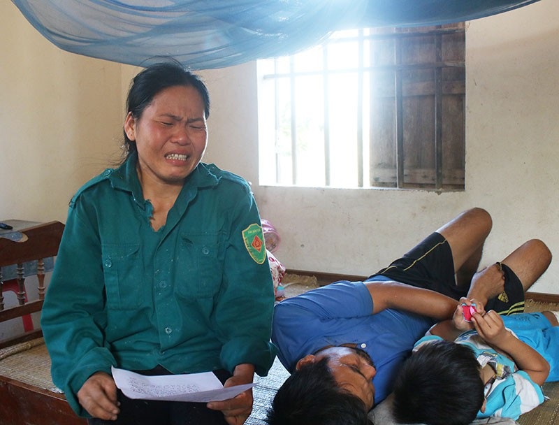 Xót thương cha và con ôm nhau khóc trên giường vì cùng bị hoại tử xương đùi - 7 Chị Oanh òa khóc nức nở khi nghĩ về tương lai của con.