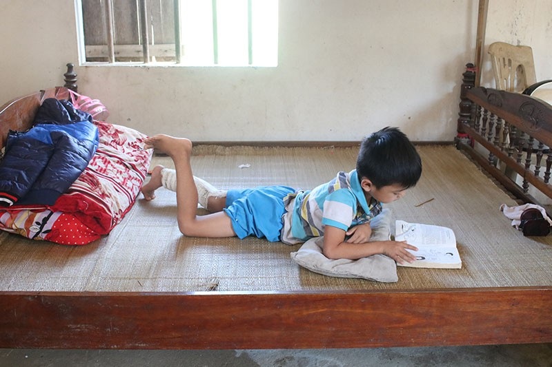 Xót thương cha và con ôm nhau khóc trên giường vì cùng bị hoại tử xương đùi - 8 Thỉnh thoảng Thái Phú lại lấy sách ra đọc.