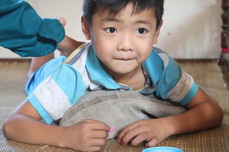 Xót thương cha và con ôm nhau khóc trên giường vì cùng bị hoại tử xương đùi - 9 Ánh mắt tràn đầy hi vọng của cậu bé.
