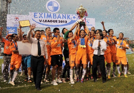 Người hâm mộ phản đối ý tưởng V-League 2013 không có đội xuống hạng - 1 V-League 2013 liệu có còn hấp dẫn với người hâm mộ? - Ảnh: Gia Hưng