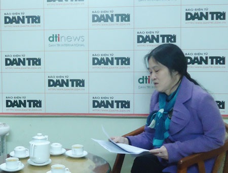 Nhịp cầu bạn đọc số 07: Đề nghị làm rõ tố cáo thu tiền làm sổ hộ nghèo tại Bắc Giang - 1 Bà Nguyễn Thị Thuận trình bày sự việc tại tòa soạn báo Dân trí (Ảnh: Thành Vinh)