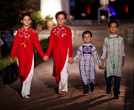 Màn chào đón ấn tượng với những cô gái mặc áo dài, tay cầm hoa sen tinh khiết.