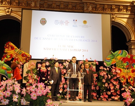 Áo dài Việt tung bay trong Tòa thị chính Paris