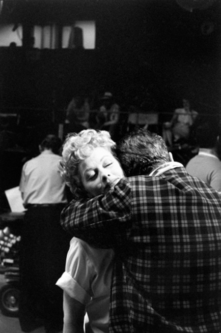 Hình hiếm hoi của nữ diễn viên có sự nghiệp diễn xuất dài nhất Hollywood - 9 Desi Arnaz chào đón Lucille Ball ở văn phòng mới của hãng Desilu Studio, năm
1958.