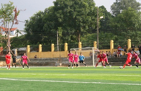 Ngắm vẻ đẹp của thí sinh Hoa khôi bóng đá nữ sinh viên Hà Nội 2014 - 2 Các nữ cầu thủ thi đấu hết mình trong trận khai mạc