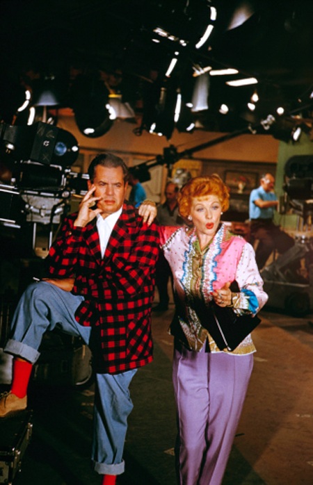 Hình hiếm hoi của nữ diễn viên có sự nghiệp diễn xuất dài nhất Hollywood - 10 Desi Arnaz và Lucille Ball tạo dáng khi họ đang thăm quan trụ sở công ty mới,
năm 1958.