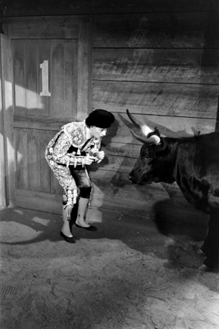 Hình hiếm hoi của nữ diễn viên có sự nghiệp diễn xuất dài nhất Hollywood - 11 Lucille Ball trong vai người đấu bò tót, năm 1958