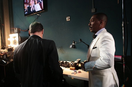 Những khoảnh khắc thú vị ở hậu trường lễ trao giải Oscar 2015 - 12 Nam diễn viên Eddie
Murphy chuẩn bị trao giải cho Kịch bản gốc xuất sắc nhất.