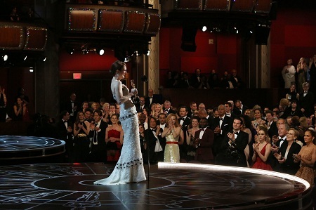 Những khoảnh khắc thú vị ở hậu trường lễ trao giải Oscar 2015 - 13 Nam diễn viên Eddie
Murphy chuẩn bị trao giải cho Kịch bản gốc xuất sắc nhất.