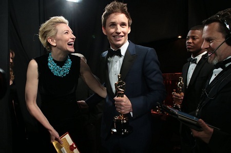 Những khoảnh khắc thú vị ở hậu trường lễ trao giải Oscar 2015 - 14 Nam diễn viên Eddie
Murphy chuẩn bị trao giải cho Kịch bản gốc xuất sắc nhất.
