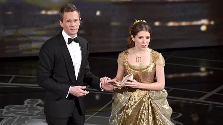 Những khoảnh khắc thú vị ở hậu trường lễ trao giải Oscar 2015 - 16 Nam diễn viên Eddie
Murphy chuẩn bị trao giải cho Kịch bản gốc xuất sắc nhất.