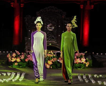 Màn chào đón ấn tượng với những cô gái mặc áo dài, tay cầm hoa sen tinh khiết.