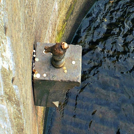 Bức tượng nhỏ mang tên Chizhik-Pyzhik đã có ở tường kè trên
sông Fontanka từ năm 1994.