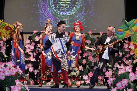 Áo dài Việt tung bay trong Tòa thị chính Paris