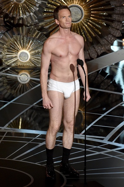 Những khoảnh khắc thú vị ở hậu trường lễ trao giải Oscar 2015 - 21 Nam diễn viên Eddie
Murphy chuẩn bị trao giải cho Kịch bản gốc xuất sắc nhất.