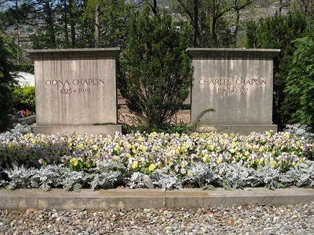Hai ngôi mộ nằm cạnh nhau của vợ chồng Charlie và Oona Chaplin.