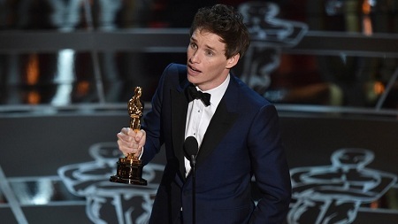 Những khoảnh khắc thú vị ở hậu trường lễ trao giải Oscar 2015 - 23 Nam diễn viên Eddie
Murphy chuẩn bị trao giải cho Kịch bản gốc xuất sắc nhất.